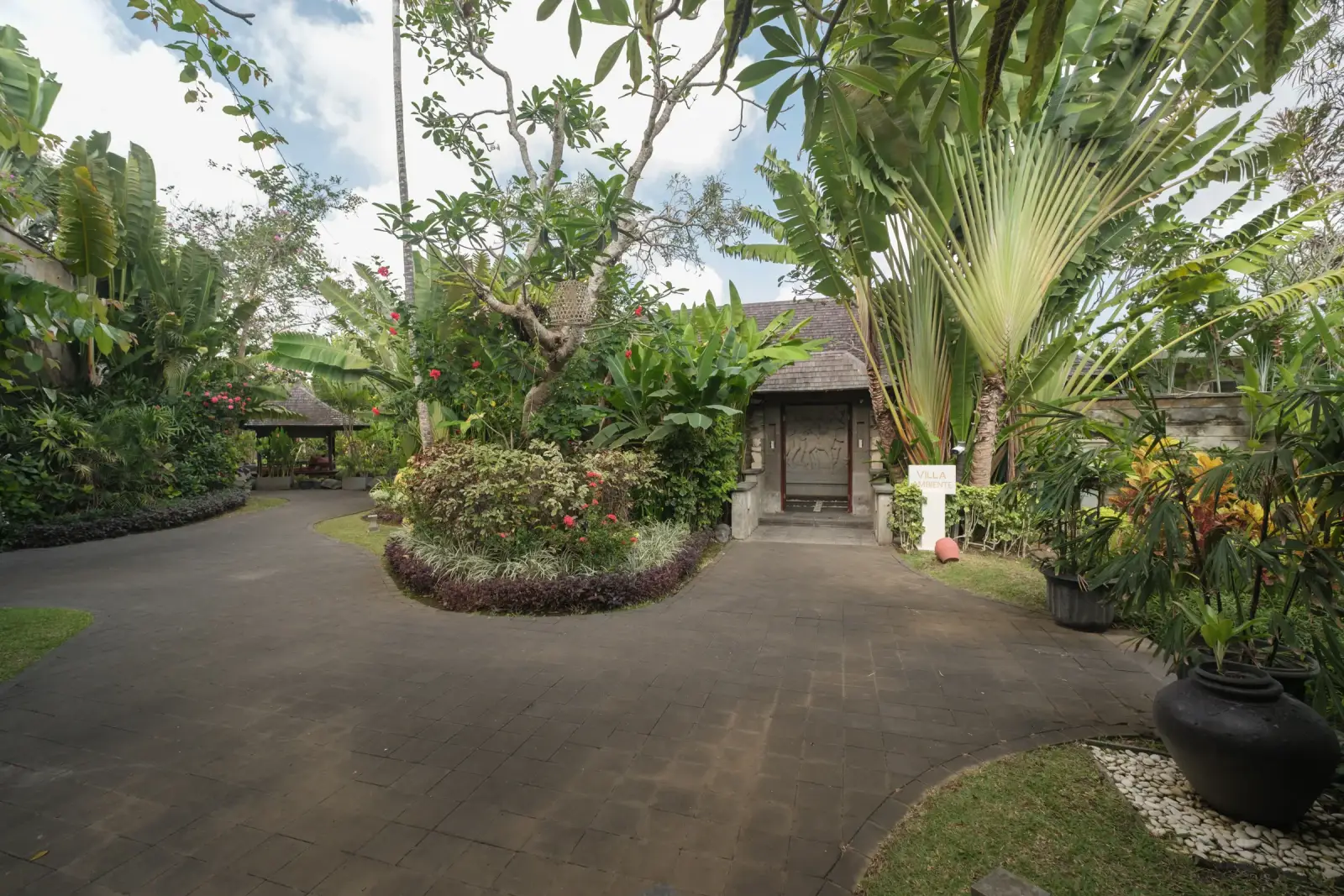 Villa Ambiente — Tropical garden at the entrance