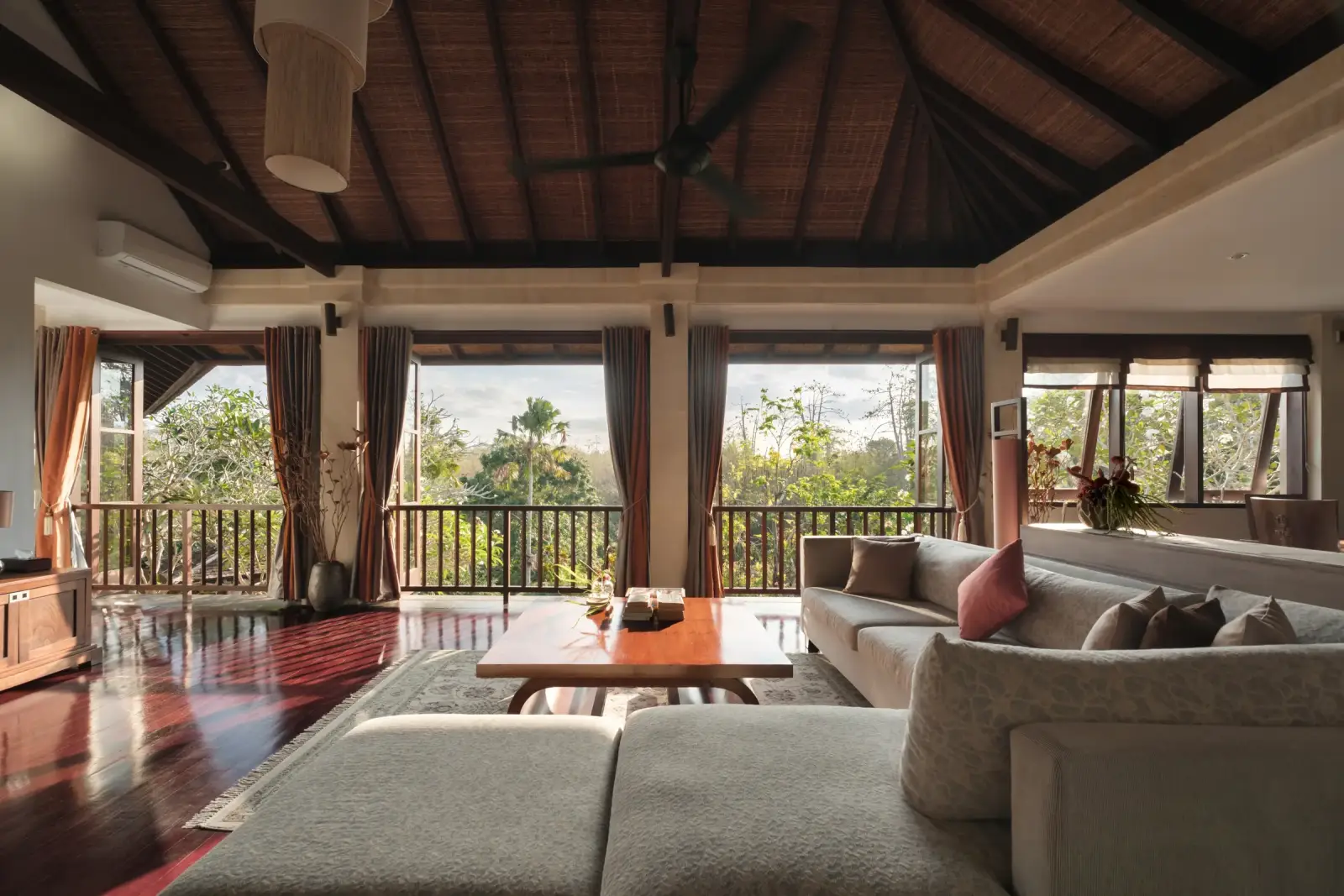 Villa Ambiente — Living room with garden views