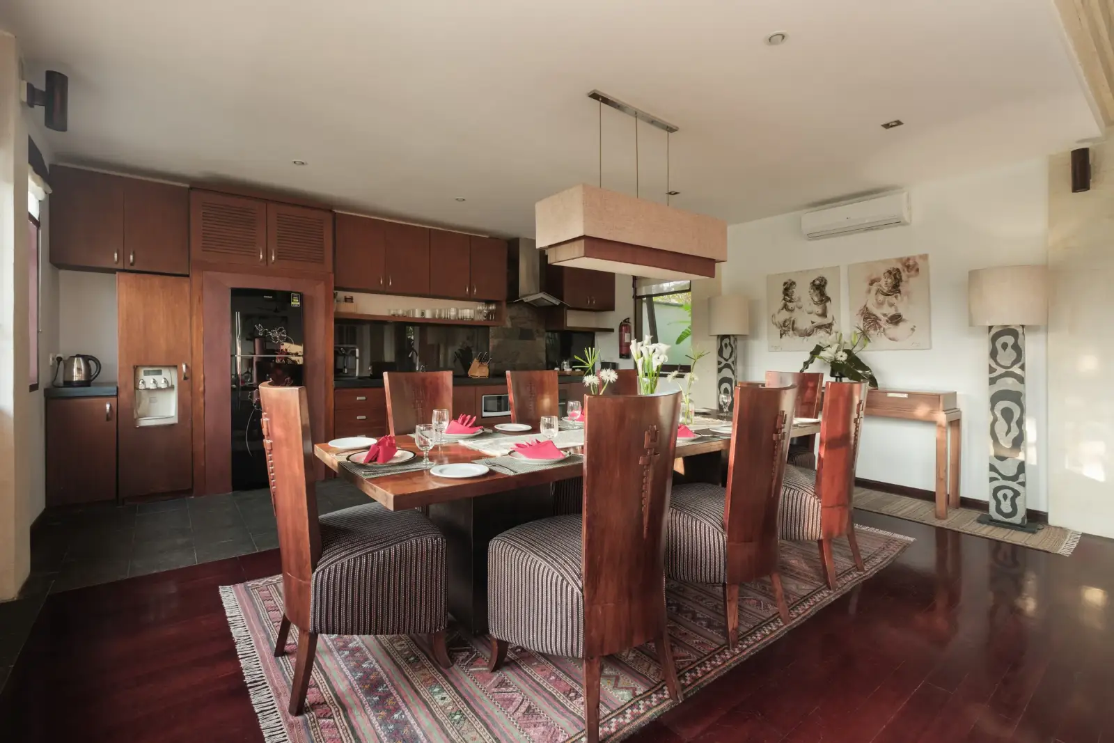 Villa Ambiente — Dining area and kitchen