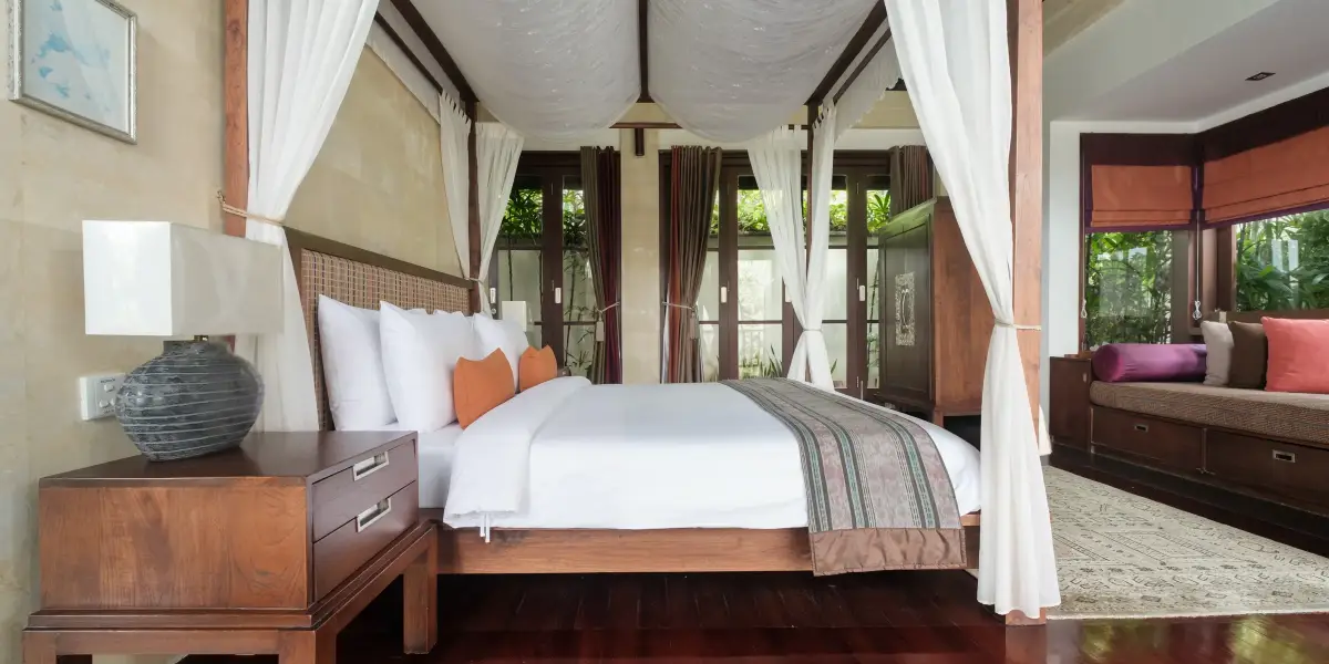 Villa Ambiente — Master bedroom with canopy bed
