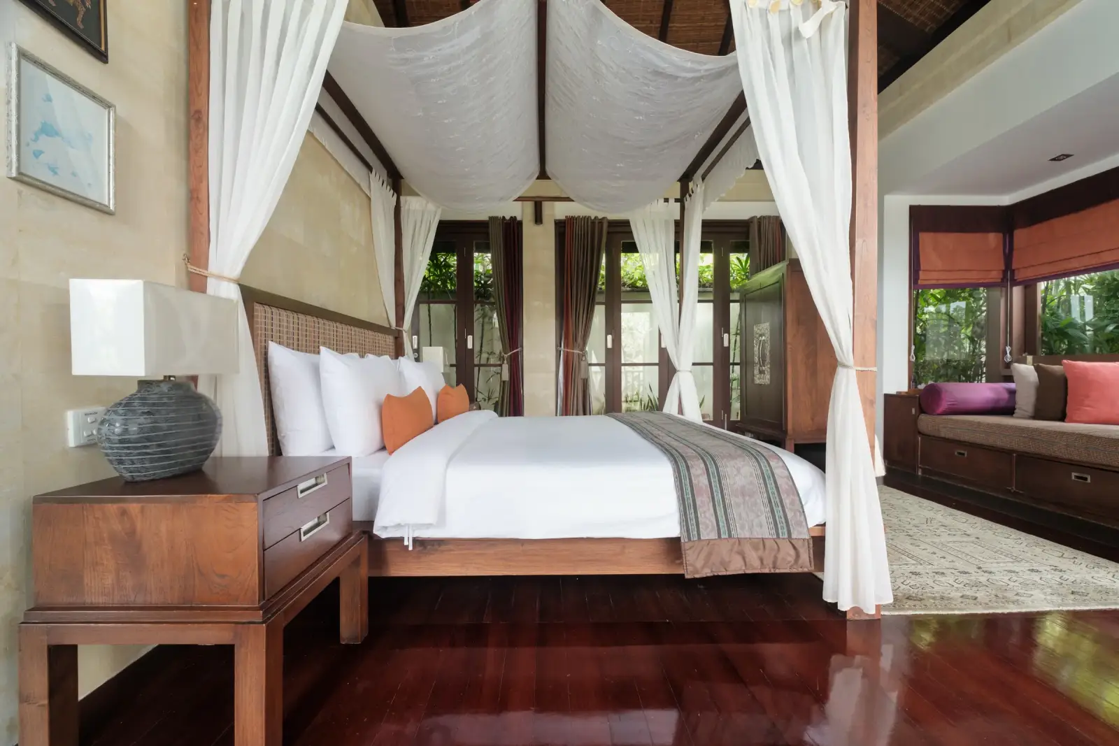 Villa Ambiente — Master bedroom with canopy bed