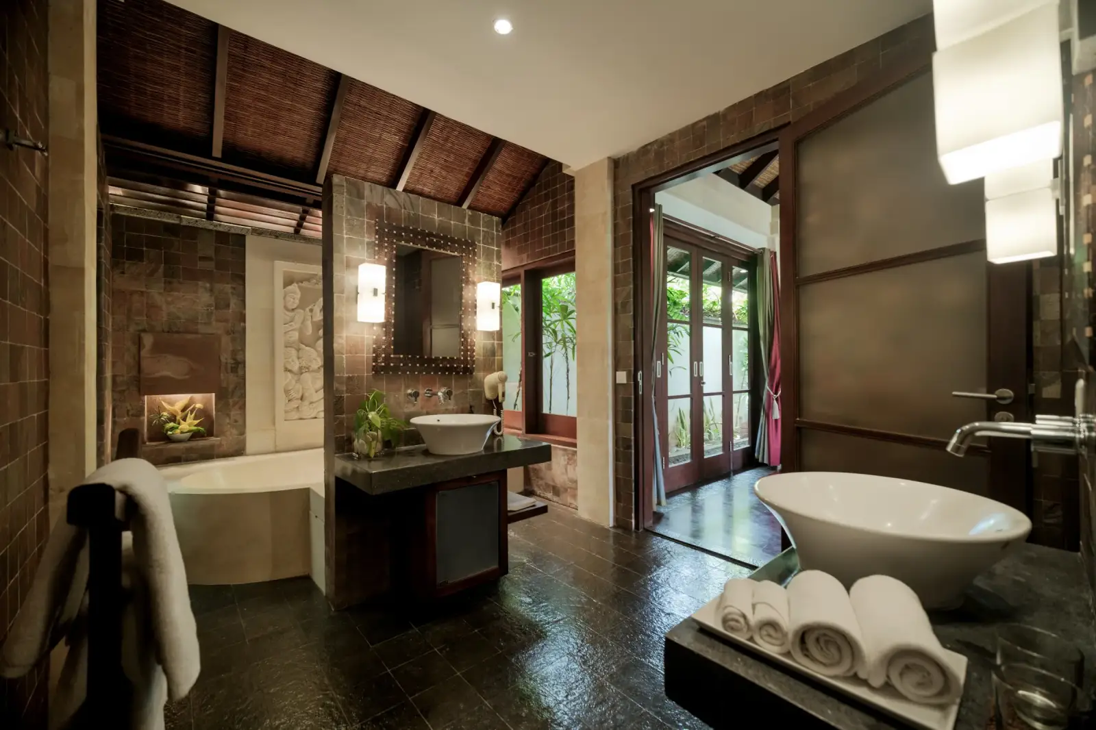 Villa Ambiente — Master bathroom