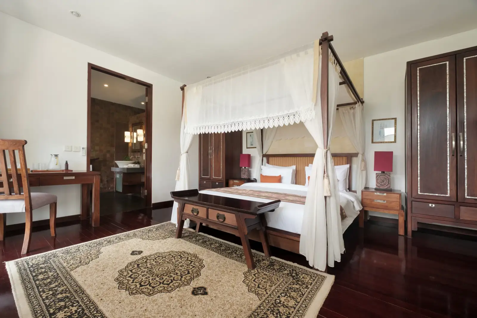 Villa Ambiente — Bedroom with canopy bed