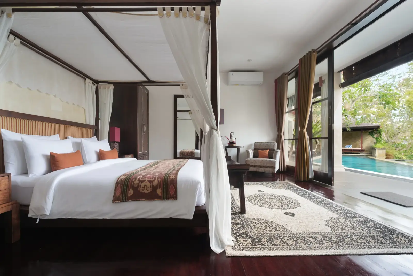 Villa Ambiente — Bedroom opening onto the pool