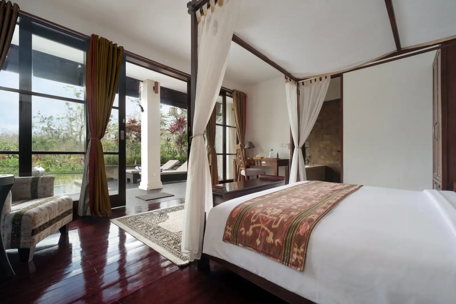 Villa Ambiente — Bedroom with garden view