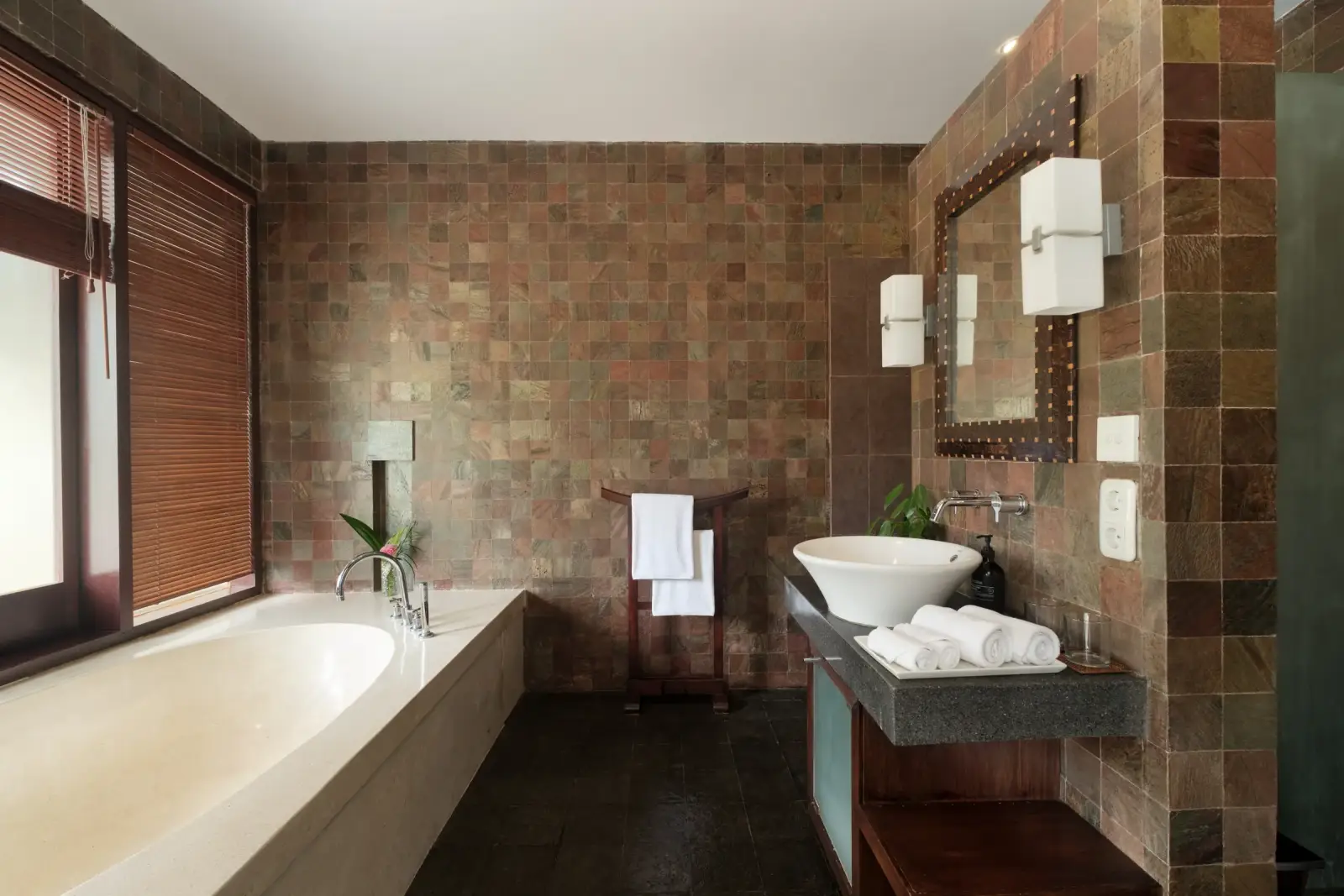 Villa Ambiente — Ensuite bathroom with bathtub
