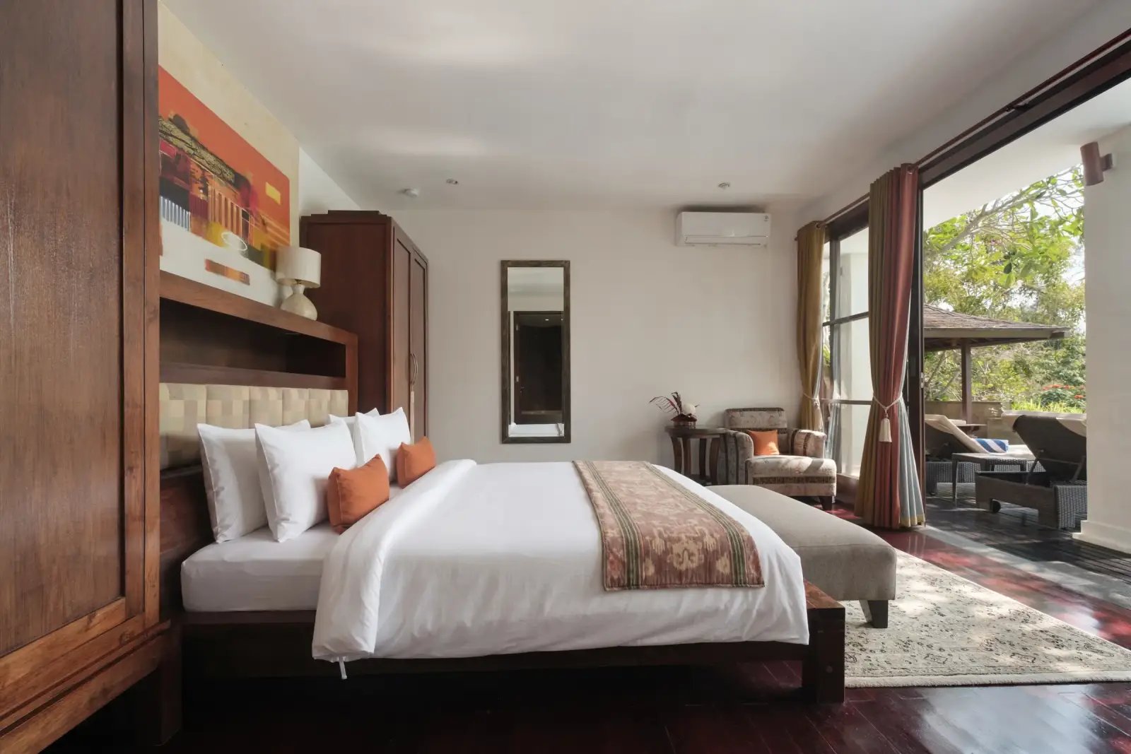 Villa Ambiente — Bedroom with king bed