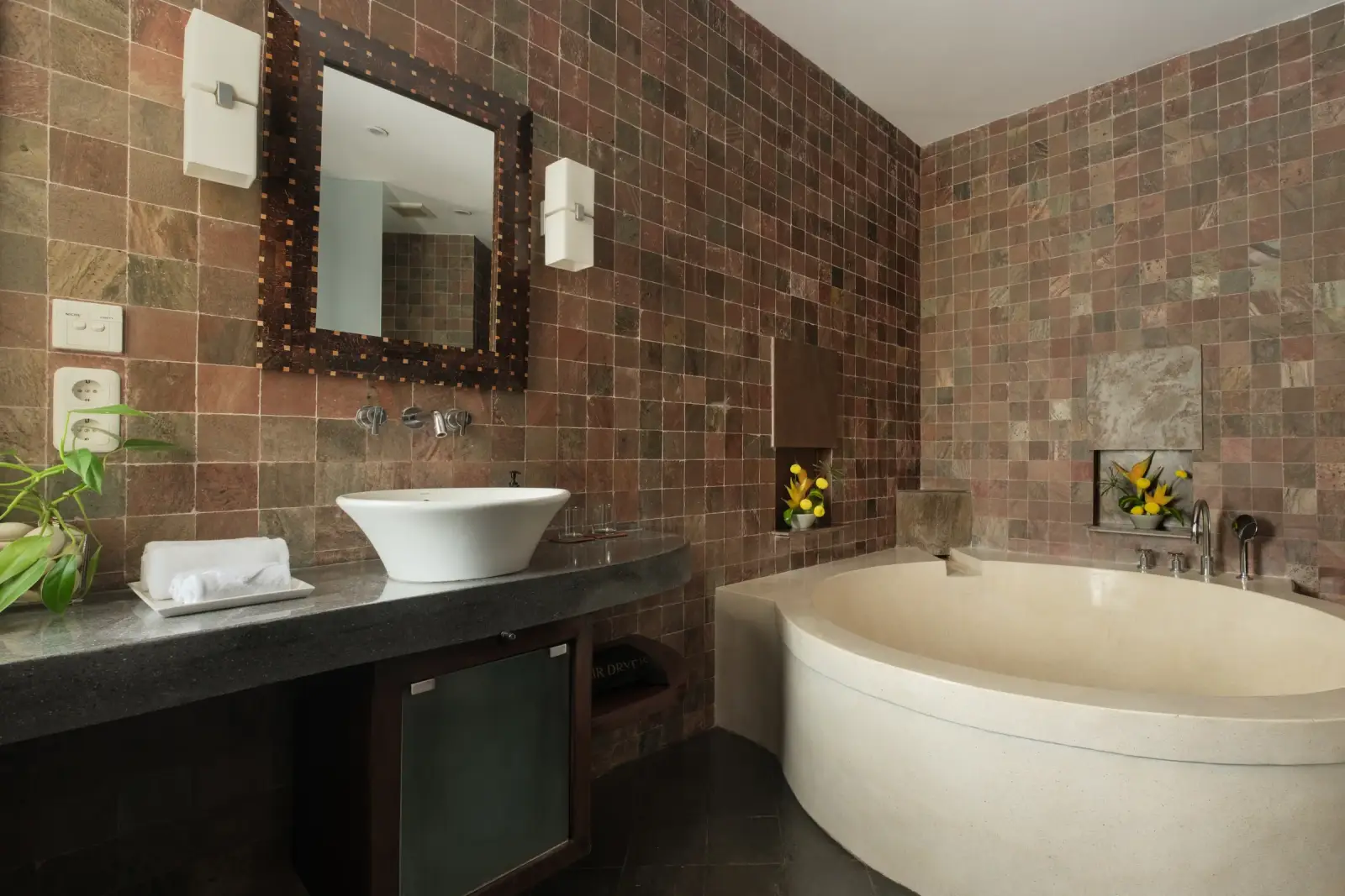 Villa Ambiente — Bathroom with round bathtub