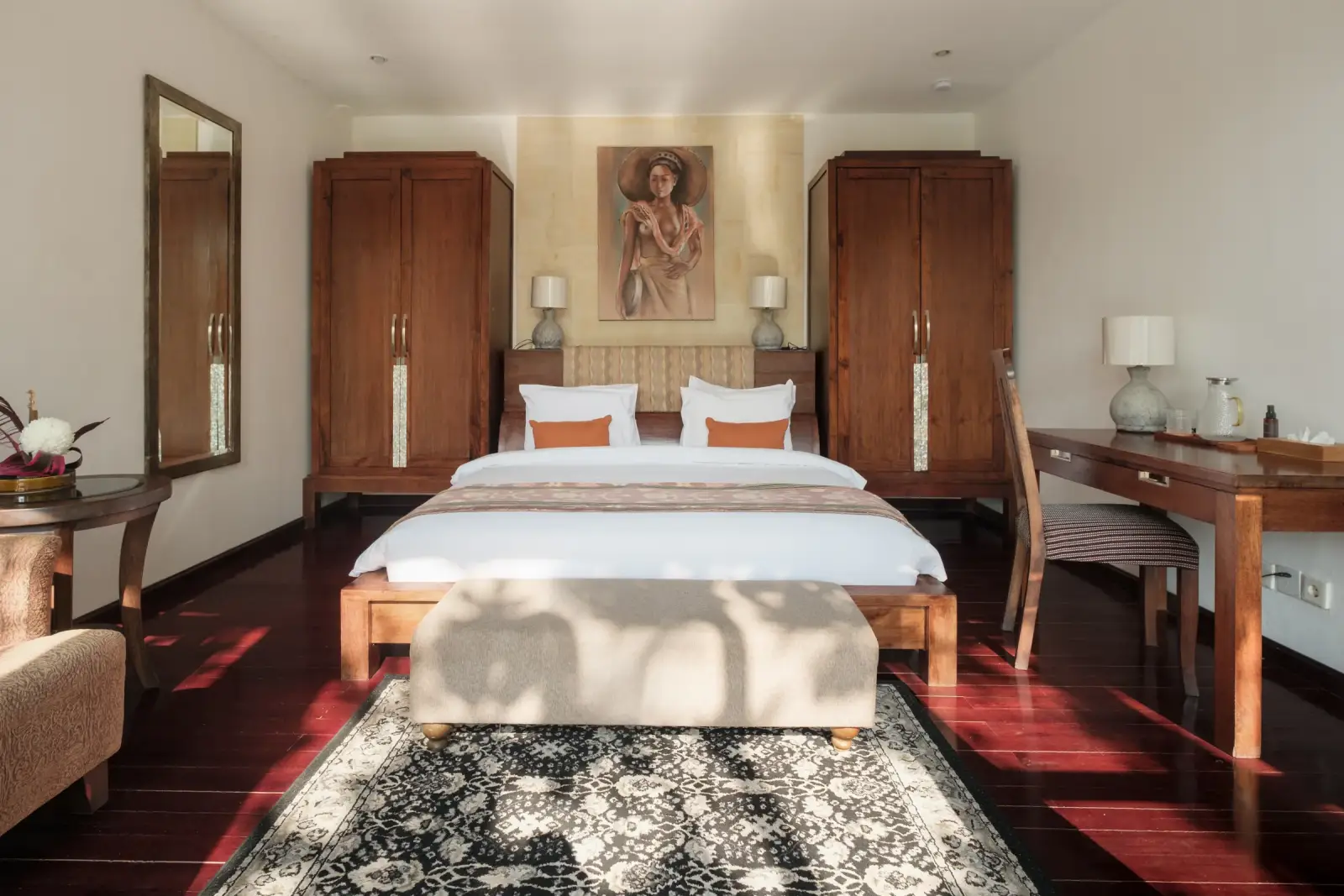 Villa Ambiente — Bedroom with king bed and desk