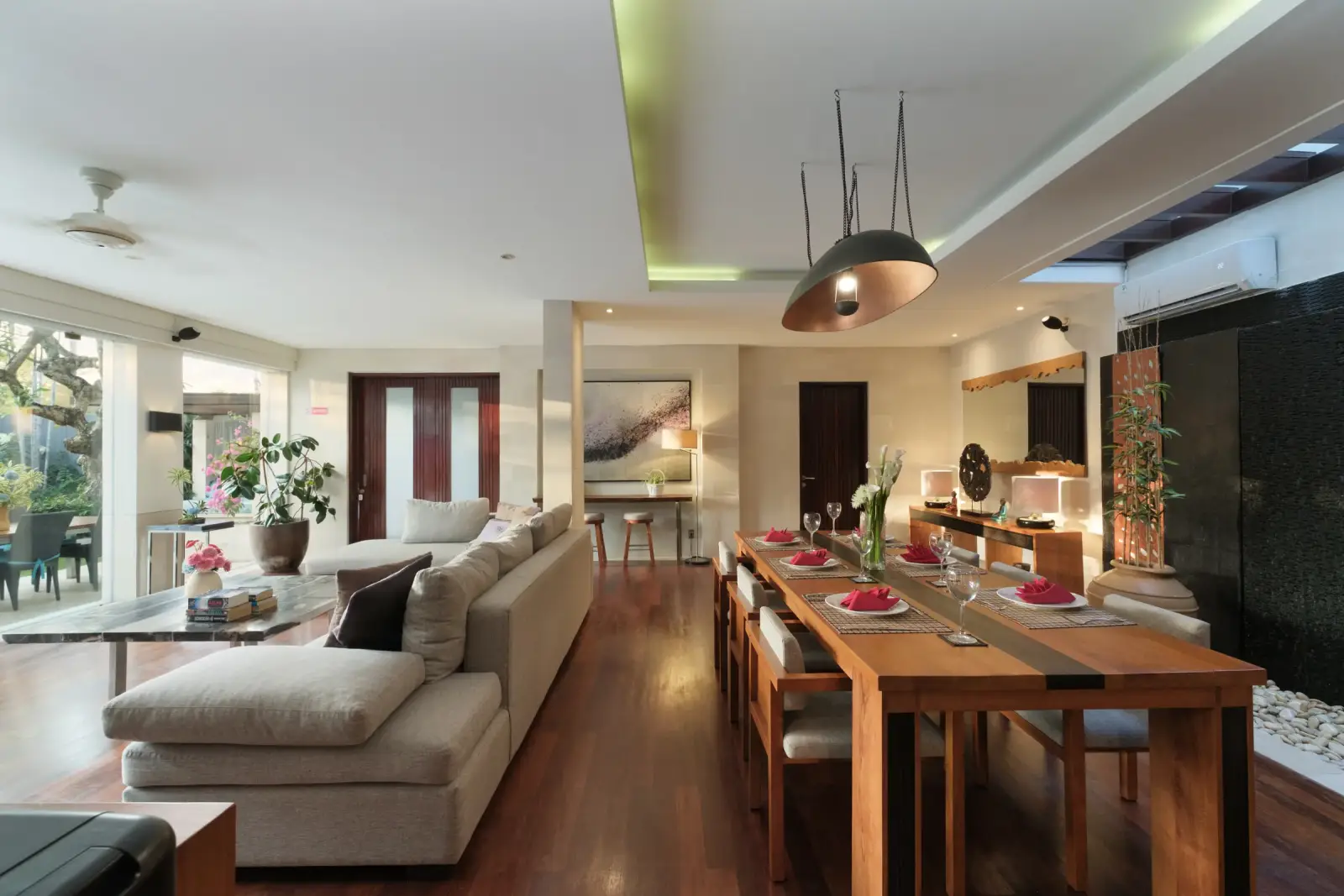 Villa Camellia — Open-plan living and dining