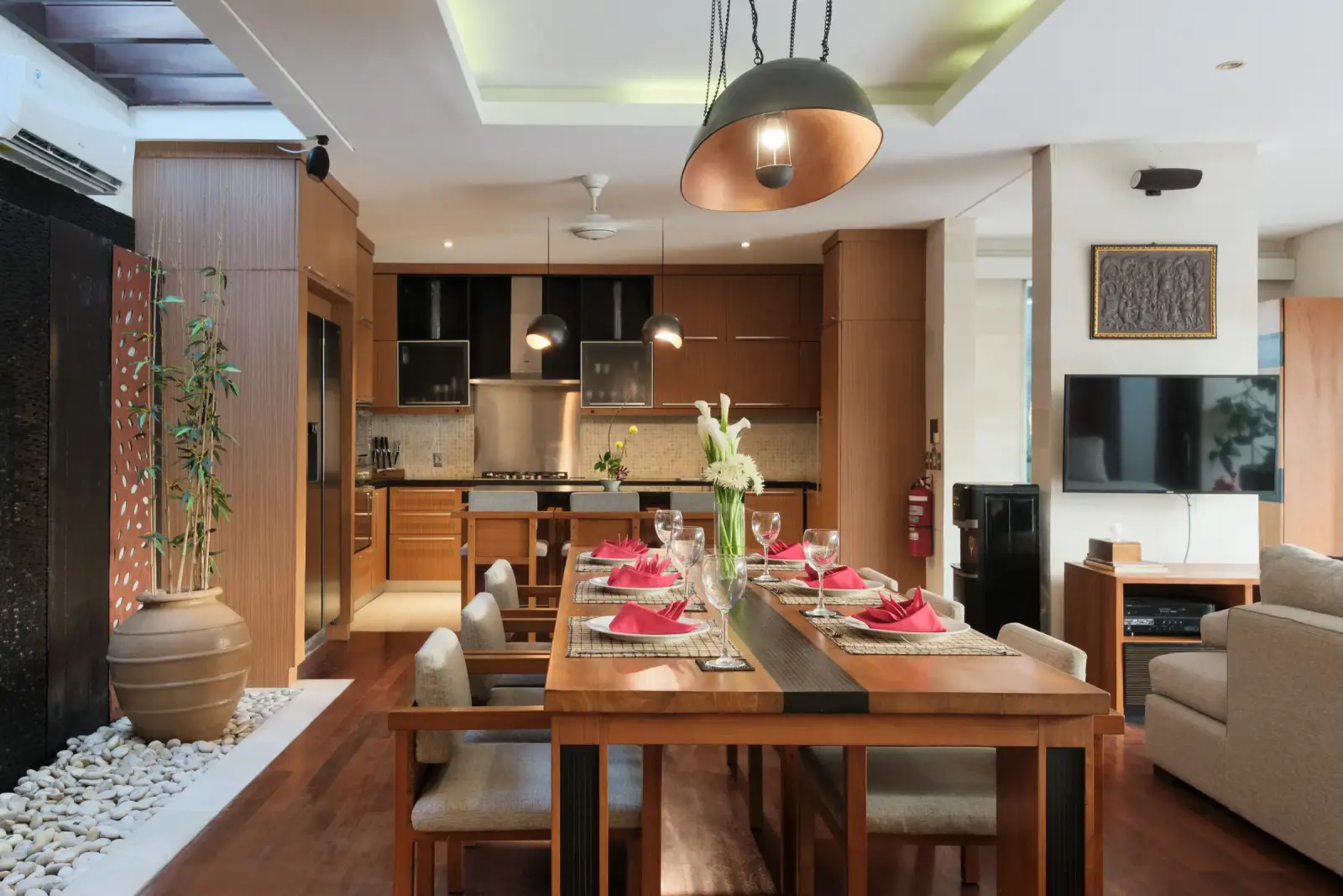 Villa Camellia — Dining area and kitchen