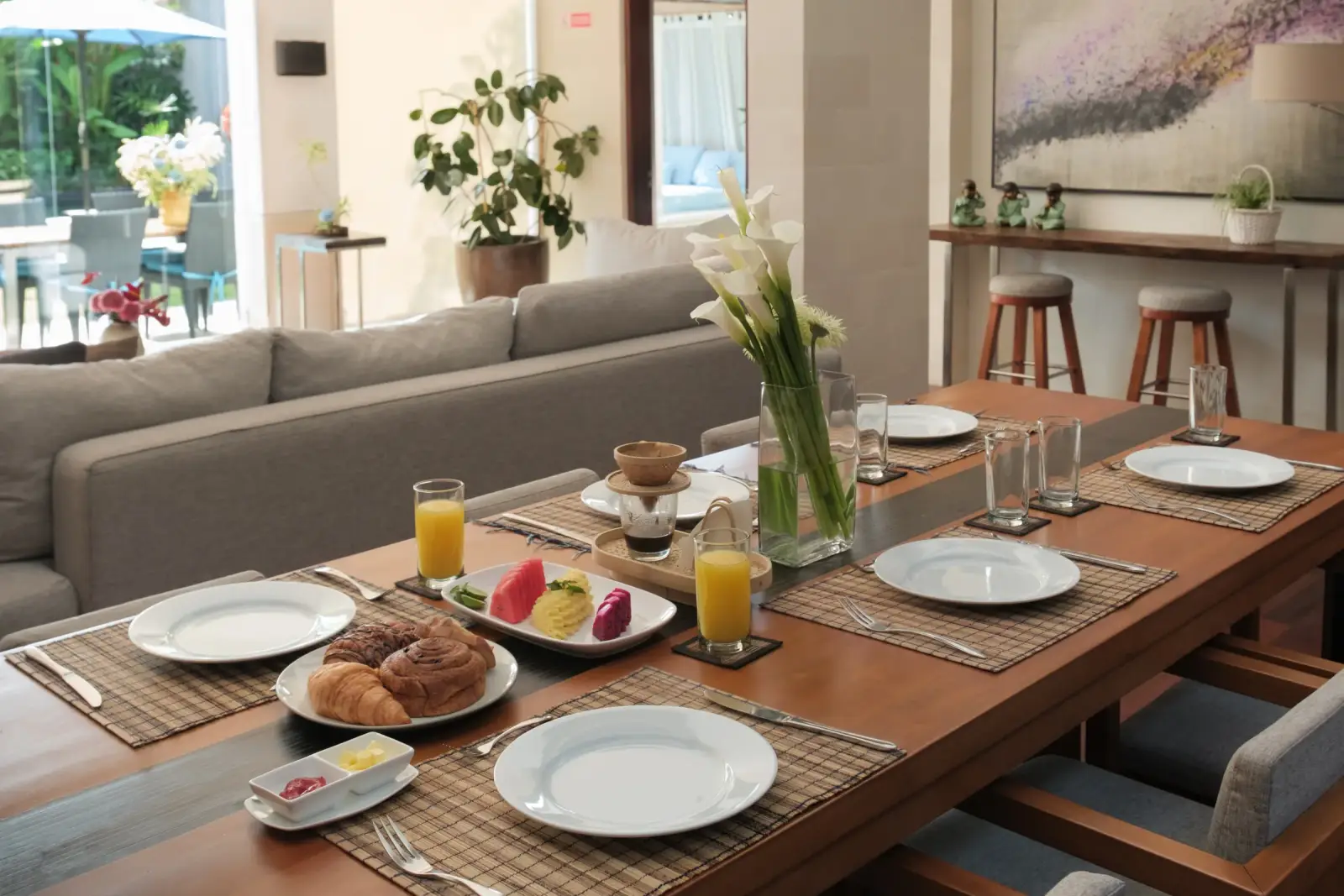 Villa Camellia — Breakfast at the dining table