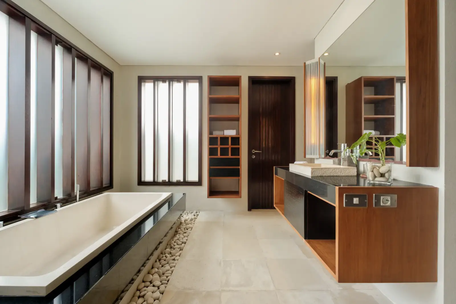 Villa Camellia — Ground-floor bathroom with bathtub