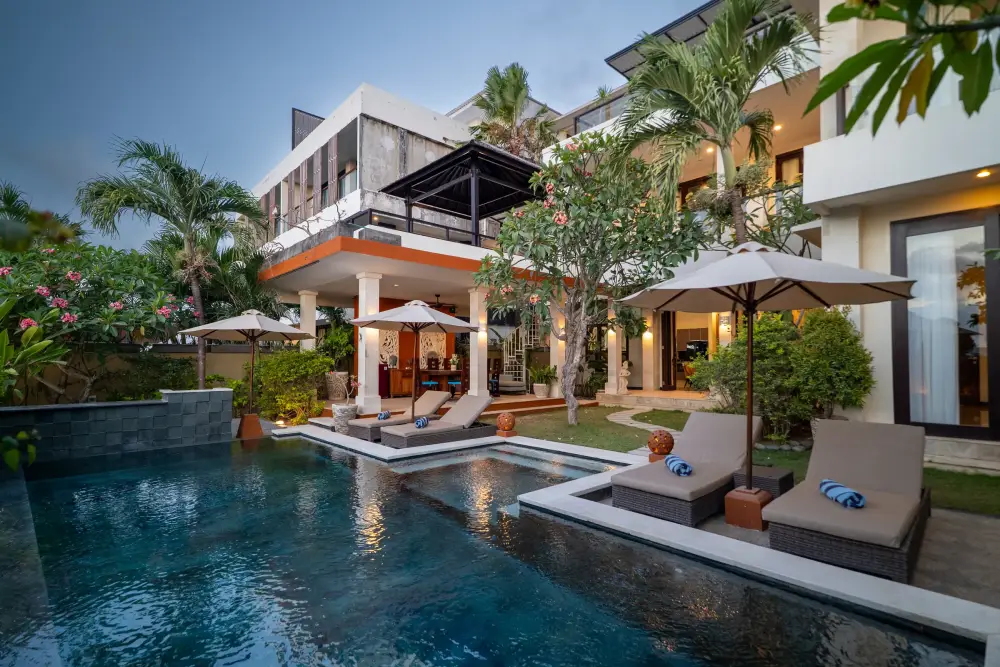 Villa Rayana — Pool and villa at dusk