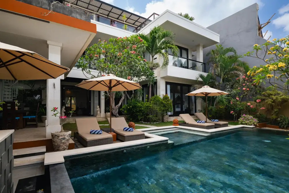 Villa Rayana — Pool with sun loungers and umbrellas