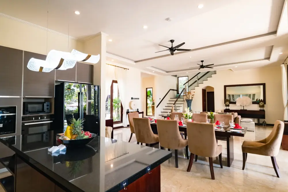 Villa Rayana — Kitchen island and dining area