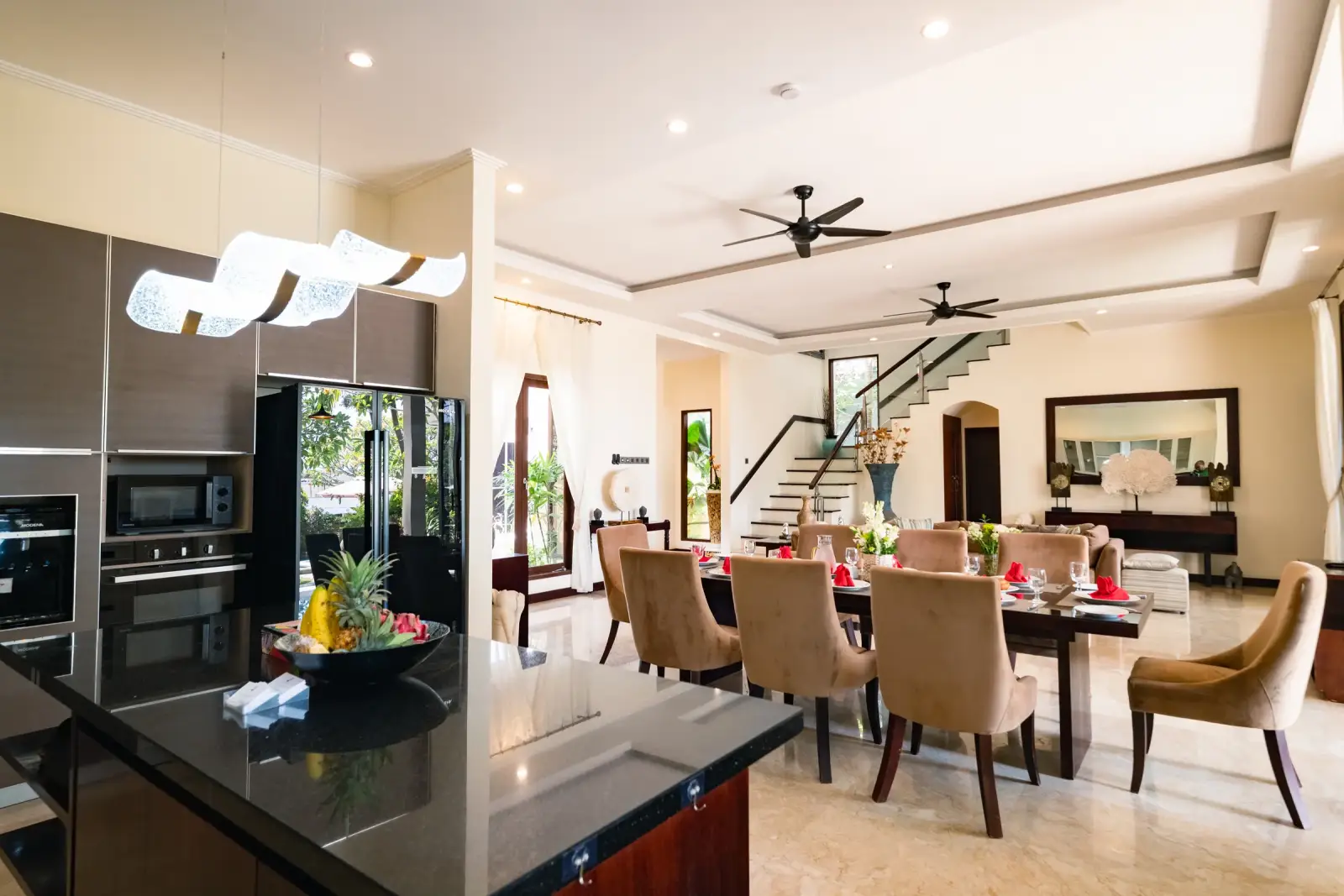 Villa Rayana — Kitchen island and dining area