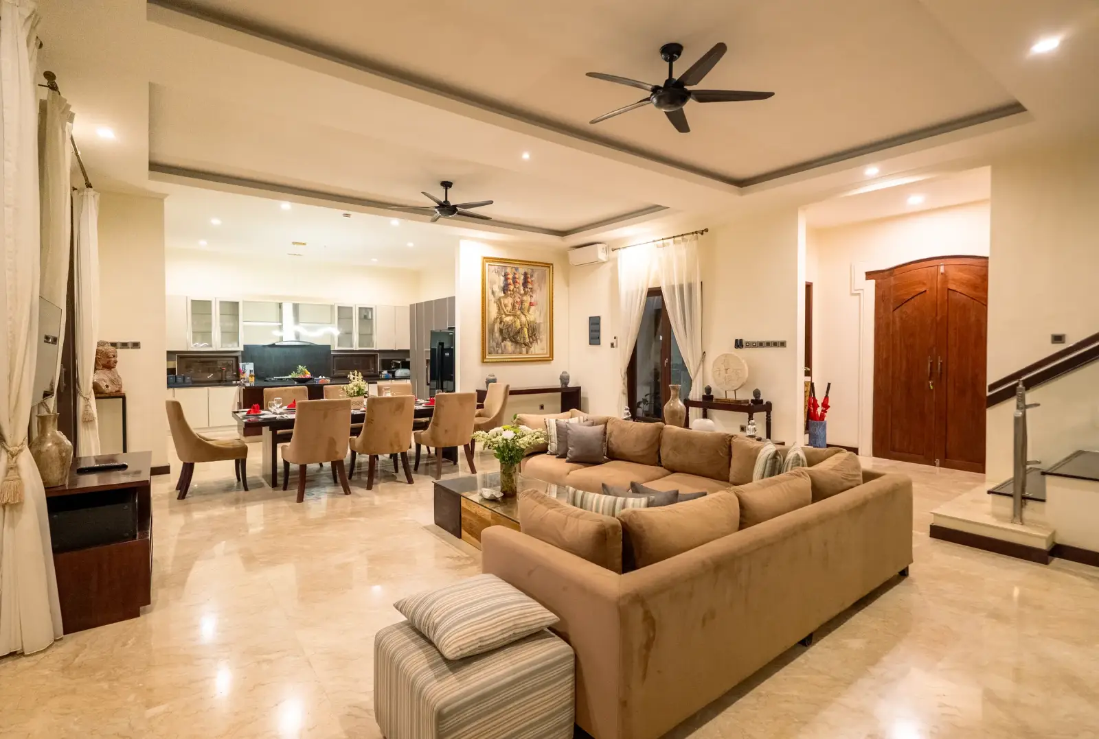 Villa Rayana — Open-plan living and dining room