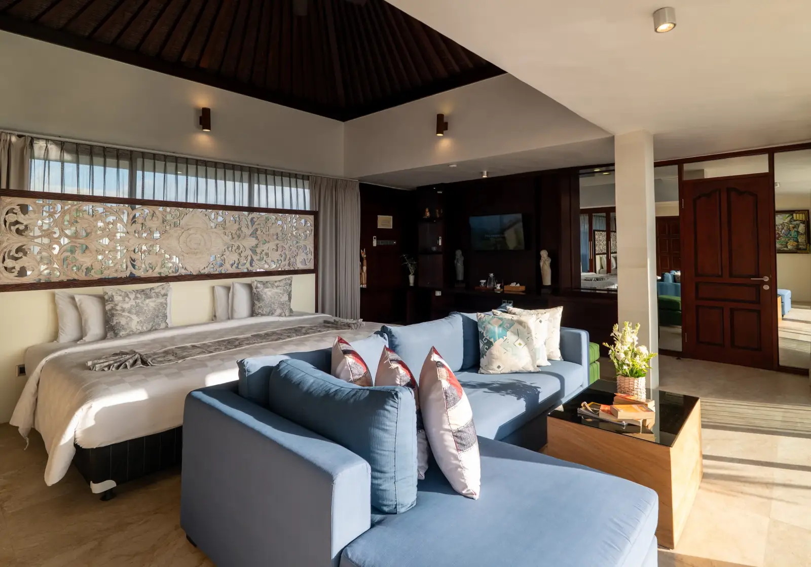 Villa Rayana — Upper-floor suite with lounge