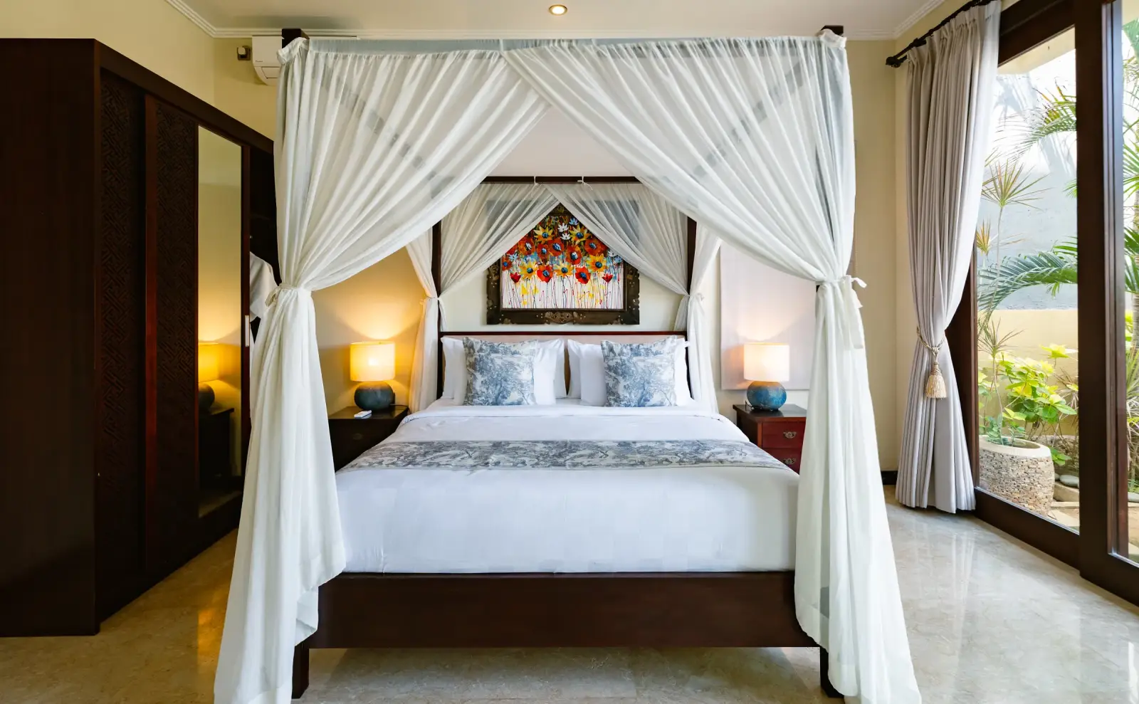 Villa Rayana — Four-poster bedroom