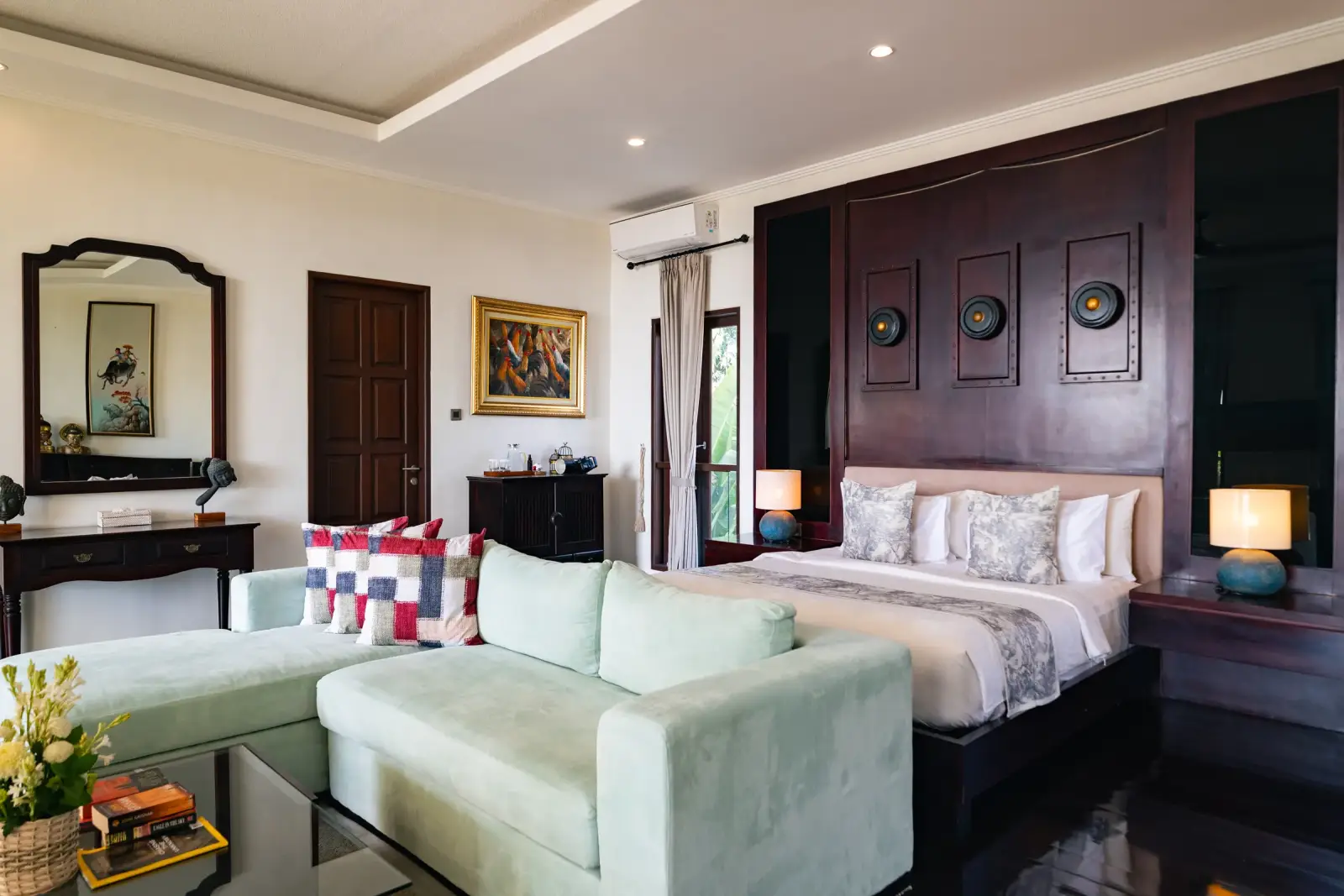 Villa Rayana — Suite with a carved timber headboard