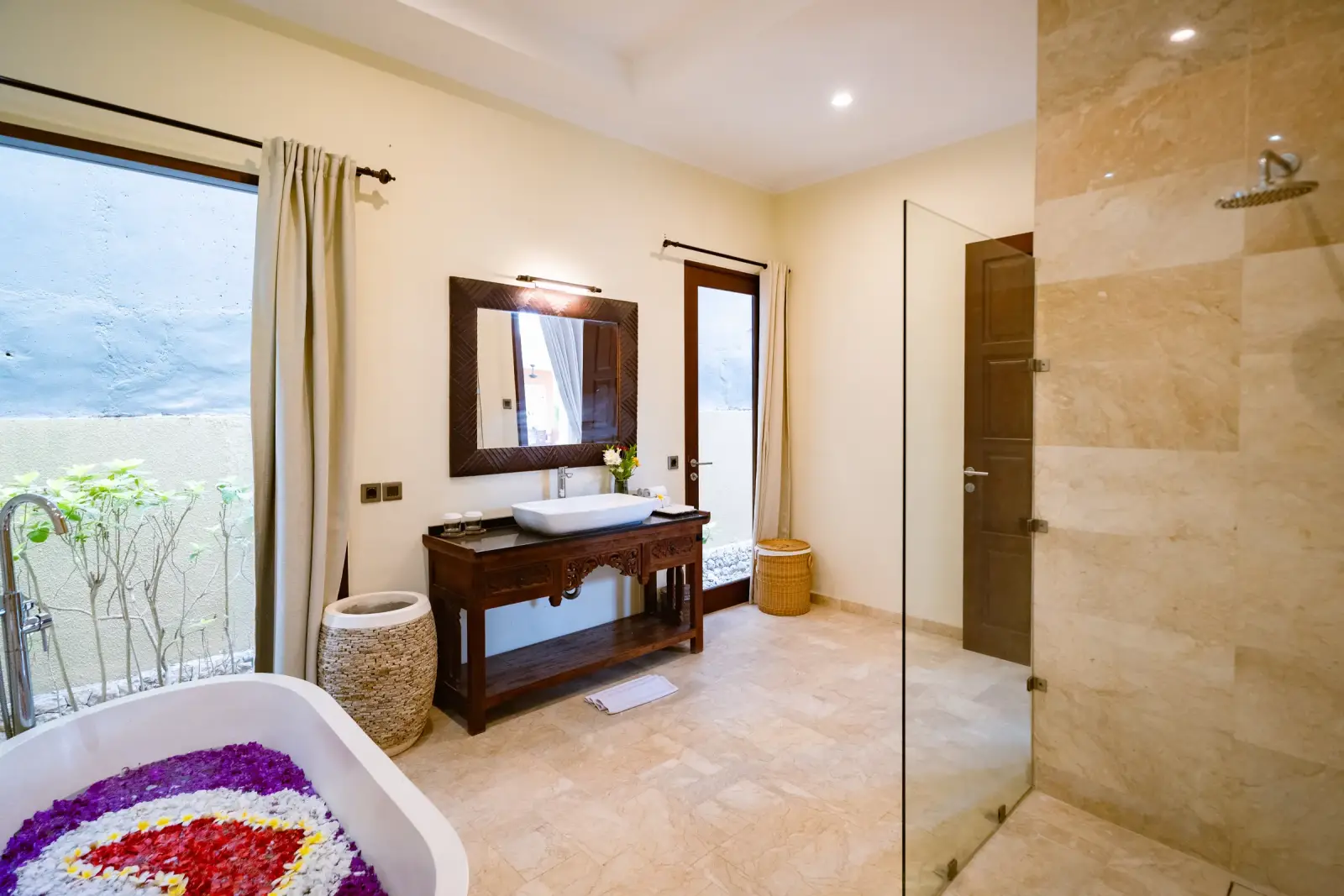 Villa Rayana — Bathroom with flower bath and garden window