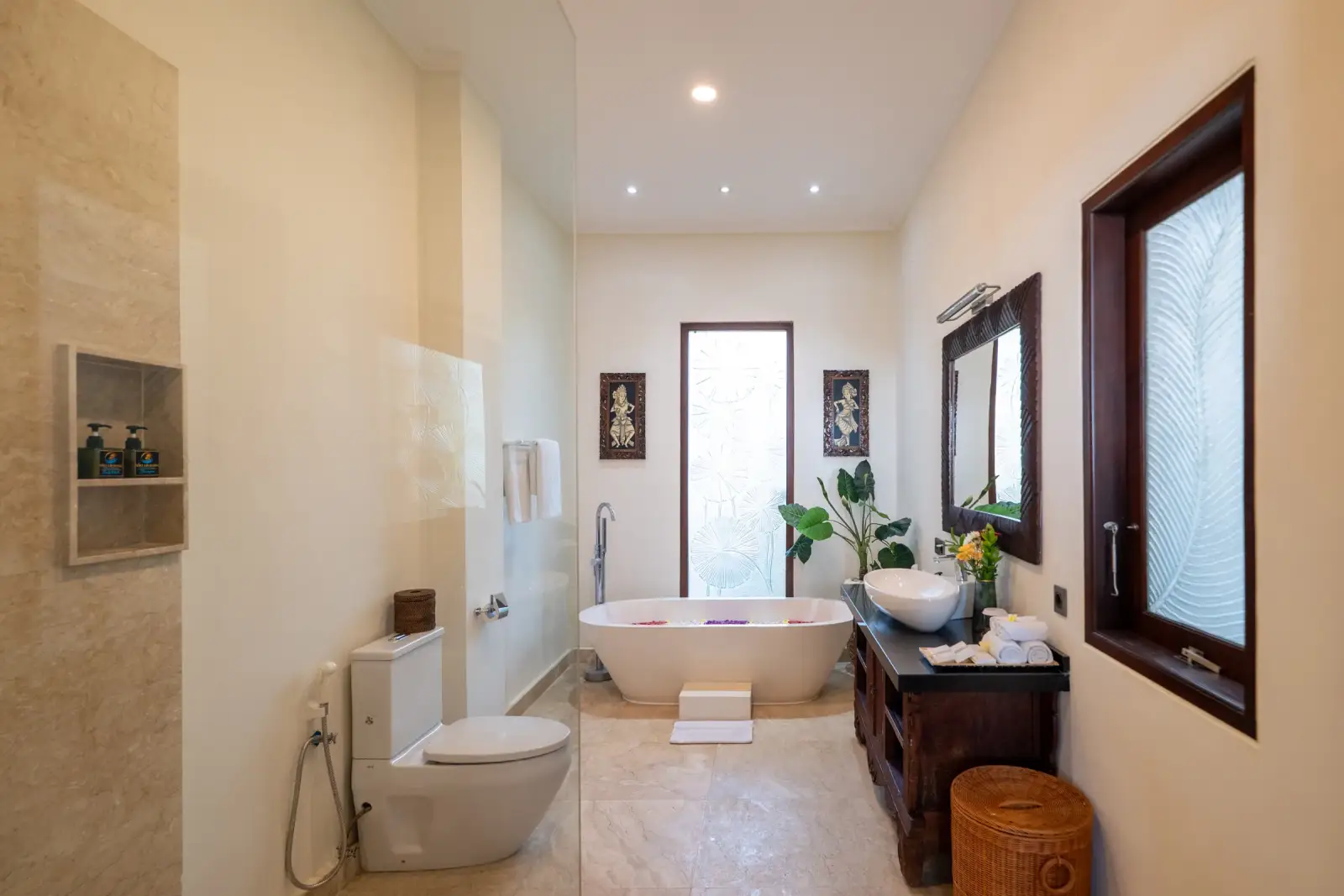Villa Rayana — Bathroom with freestanding bathtub