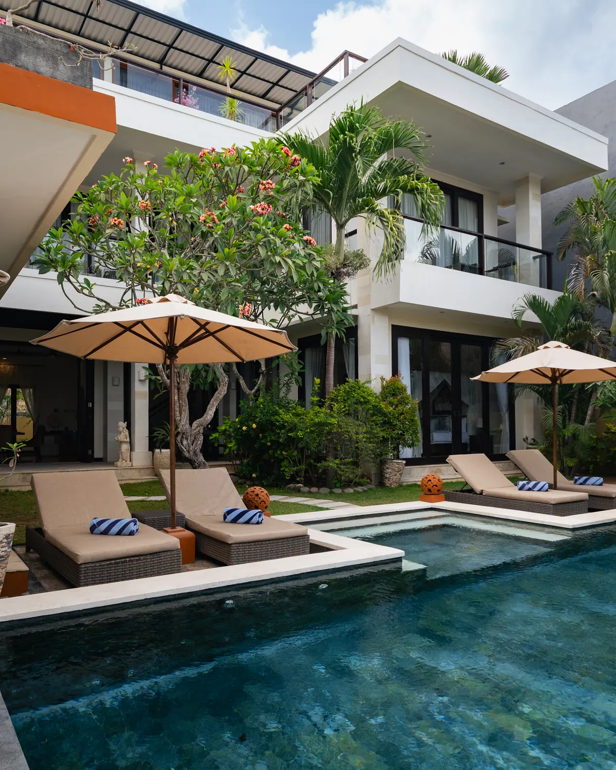 Villa Rayana pool, sun loungers and villa near Uluwatu